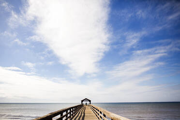 Holzsteg unter blauem Himmel über dem Meer - BLEF13424