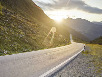 Straße durch die Berge gegen den Himmel bei Sonnenuntergang, Bundesland Tirol, Österreich - CVF01429