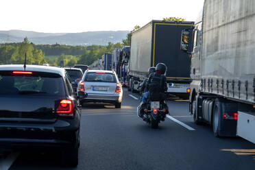 Rettungsgasse, Autos und Lastwagen im abendlichen Stau, Deutschland - NDF00951