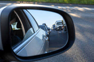 Außenspiegel, Rettungsgasse, Pkw und Lkw im abendlichen Stau, Deutschland - NDF00953