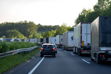 Rettungsgasse, Autos und Lastwagen im abendlichen Stau, Deutschland - NDF00954