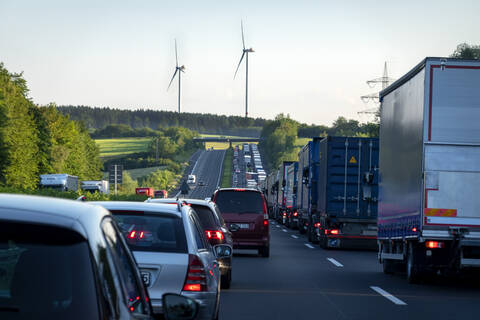 Rettungsgasse, Autos und Lastwagen im abendlichen Stau, Deutschland, lizenzfreies Stockfoto