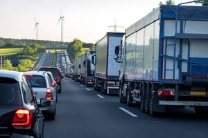 Rettungsgasse, Autos und Lastwagen im abendlichen Stau, Deutschland - NDF00956