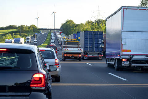 Rettungsgasse, Autos und Lastwagen im abendlichen Stau, Deutschland, lizenzfreies Stockfoto