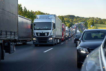 Rettungsgasse, Autos und Lastwagen im abendlichen Stau, Deutschland - NDF00958