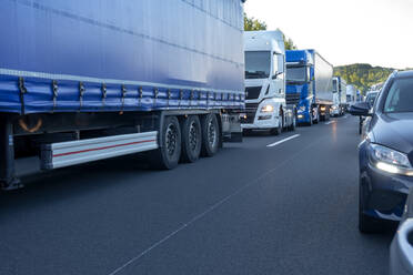 Rettungsgasse, Autos und Lastwagen im abendlichen Stau, Deutschland - NDF00959