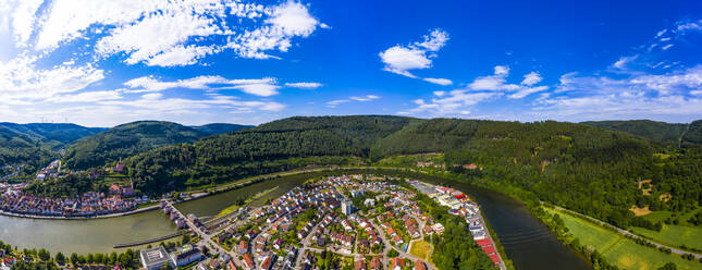 Luftaufnahme einer Stadt vor blauem Himmel, Hessen, Deutschland - AMF07234