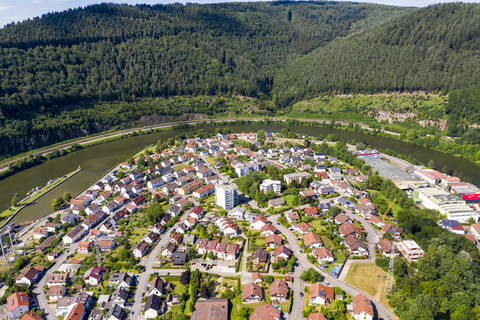Luftaufnahme von Häusern am Fluss und Bergen an einem sonnigen Tag, Hessen, Deutschland, lizenzfreies Stockfoto