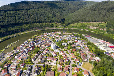 Luftaufnahme von Häusern am Fluss und Bergen an einem sonnigen Tag, Hessen, Deutschland - AMF07235