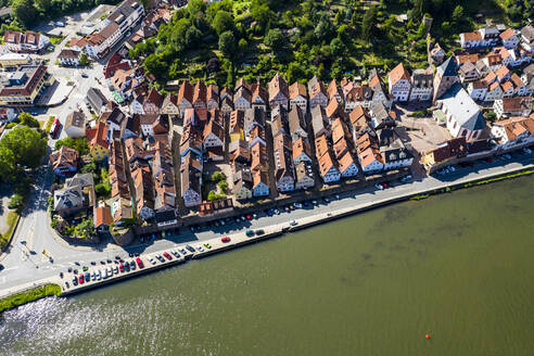 Luftaufnahme von Häusern am Neckar an einem sonnigen Tag, Hessen, Deutschland - AMF07236
