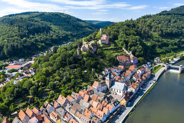 Luftaufnahme von Schloss Zwingenberg auf einem Berg in der Stadt, Hessen, Deutschland - AMF07237