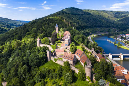 Luftaufnahme von Schloss Zwingenberg auf einem Berg am Neckar, Hessen, Deutschland - AMF07239