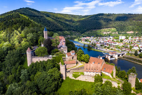 Luftaufnahme von Schloss Zwingenberg auf einem Berg am Neckar, Hessen, Deutschland, lizenzfreies Stockfoto