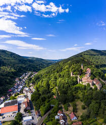 Luftaufnahme von Schloss Zwingenberg auf einem Berg vor blauem Himmel in der Stadt, Hessen, Deutschland - AMF07242