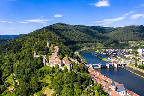 Luftaufnahme von Schloss Zwingenberg auf einem Berg am Neckar, Hessen, Deutschland, lizenzfreies Stockfoto