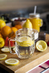 Zitronentee auf dem Küchentisch mit verschiedenen Früchten - AFVF03603