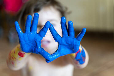 Blau bemalte Hände eines kleinen Mädchens, Nahaufnahme - GEMF03023