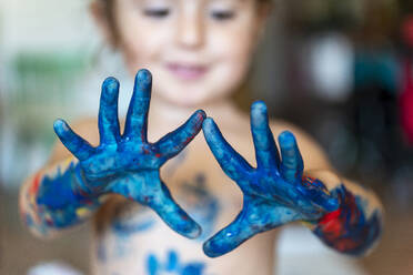 Blau bemalte Hände eines kleinen Mädchens, Nahaufnahme - GEMF03027