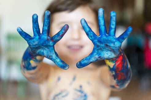 Blau bemalte Hände eines kleinen Mädchens, Nahaufnahme - GEMF03028