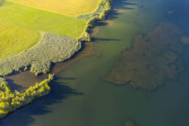 Panoramadrohne mit Blick auf den Riegsee auf grüner Wiese in Bayern, Deutschland - LHF00660