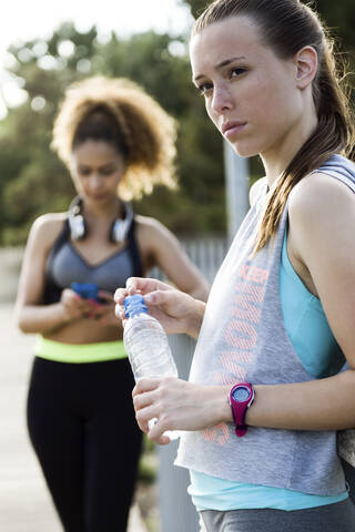 Zwei sportliche junge Frauen beenden ihr Training, lizenzfreies Stockfoto