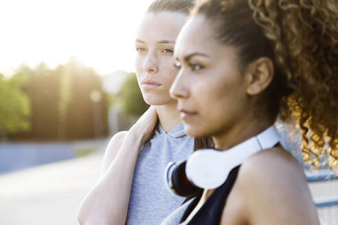 Porträt von zwei selbstbewussten, sportlichen jungen Frauen - JSRF00495