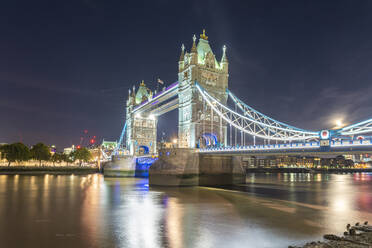 Skyline der Stadt London mit Tower Bridge und Themse, London, UK - TAMF01993