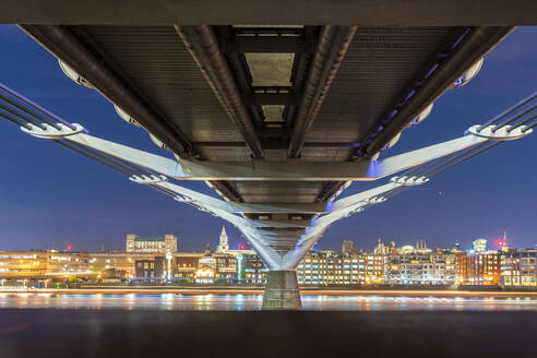 Millenium Bridge mit Skyline der Stadt, London, UK - TAMF02006