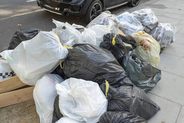 Müllsäcke in den Straßen von London, UK - TAM02023
