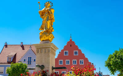 Tiefblick auf die Mariensäule bei klarem blauem Himmel in Bayern, Deutschland - SPCF00432