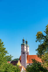 Außenansicht der Pfarrkirche St. Nikolaus gegen einen klaren blauen Himmel in Bayern, Deutschland - SPCF00434