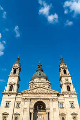 Niedriger Blickwinkel auf die St. Stephans Basilika gegen den Himmel in Budapest, Ungarn - SPCF00435