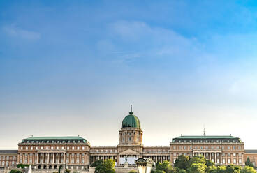 Niedriger Blickwinkel auf den Königspalast von Buda gegen den Himmel in Budapest, Ungarn - SPCF00436