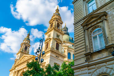 Niedriger Blickwinkel auf die St. Stephans Basilika gegen den Himmel in Budapest, Ungarn - SPCF00439