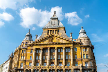 Niedriger Blickwinkel auf ein historisches Gebäude gegen den Himmel in Budapest, Ungarn - SPCF00440