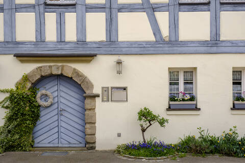 Geschlossene Tür eines alten Hauses in Franken, Bayern, Deutschland, lizenzfreies Stockfoto