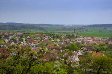 Hohe Winkel Ansicht der Häuser auf Landschaft gegen Himmel in Bayern, Deutschland - LBF02649