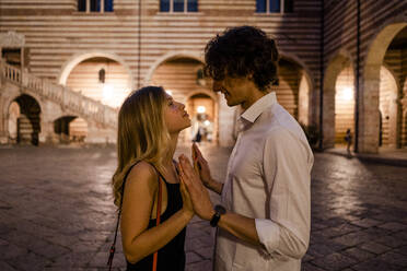 Junges verliebtes Paar in der nächtlichen Stadt, Verona, Italien - GIOF07027