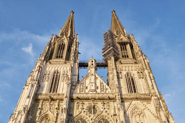 Tiefblick auf den Dom St. Peter gegen den Himmel in Regensburg, Deutschland - ELF02049
