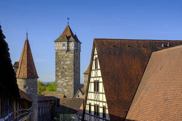 Rathausturm inmitten von Häusern vor blauem Himmel in Rothenburg, Deutschland - LBF02664