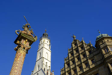 St.-Georg-Brunnen am Rathaus in Bayern vor blauem Himmel, Deutschland - LBF02667