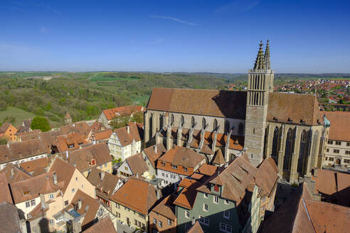 Rathausturm in Rothenburg, Bayern bei klarem Himmel, Deutschland - LBF02670