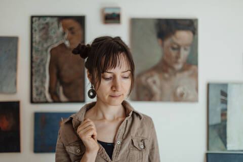 Porträt einer Malerin in ihrem Atelier, lizenzfreies Stockfoto