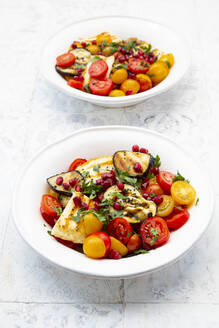 Hochformatige Ansicht von Salat in Tellern auf gefliestem Boden - LVF08241