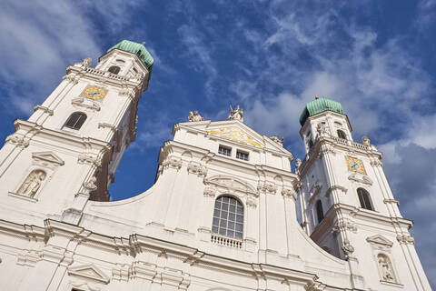 Niedriger Blickwinkel auf den Stephansdom vor blauem Himmel in der Altstadt, Bayern, Deutschland, lizenzfreies Stockfoto