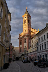 Niedriger Blickwinkel auf die St. Paulskirche gegen den bewölkten Himmel in Passau bei Sonnenuntergang, Bayern, Deutschland - ELF02054