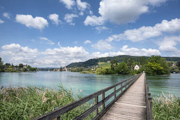 Verkleinerte Perspektive der Fußgängerbrücke über den Rhein bei der Insel Werd, Schweiz - ELF02057