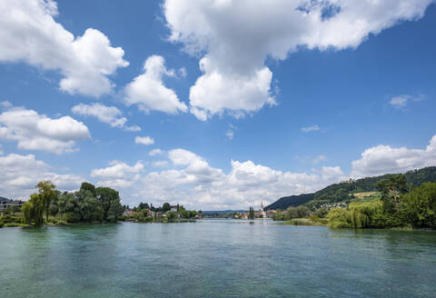 Blick auf den Fluss gegen den blauen Himmel bei Stein am Rhein, Schweiz - ELF02058