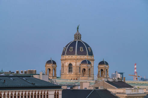 Außenansicht des Kunsthistorischen Museums bei klarem blauem Himmel in Wien, Österreich - TAMF02034