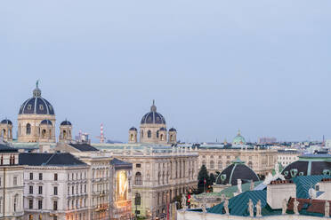 Kunsthistorisches Museum und Gebäude gegen einen klaren blauen Himmel in Wien, Österreich - TAMF02035